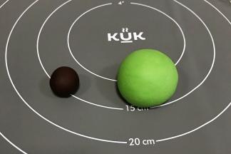 把5克的小面团加可可粉（竹炭粉）揉匀，35克的面团加抹茶粉和少许绿色色素揉匀。没有绿色色素可直接用抹茶粉或菠菜粉。