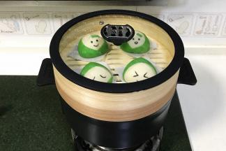 四个粽子表情馒头完成后，放入蒸笼，锅中倒入适量的清水，待馒头发酵至1.5倍大，大火烧开，蒸10分钟。