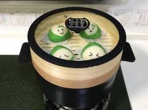 四个粽子表情馒头完成后，放入蒸笼，锅中倒入适量的清水，待馒头发酵至1.5倍大，大火烧开，蒸10分钟。