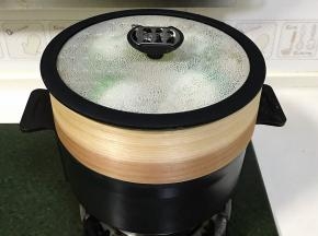 蒸好之后关火，焖5分钟后再开盖，以免出现皱皮回缩。