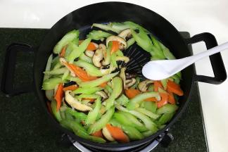 加入盐调味，翻炒均匀即可出锅。