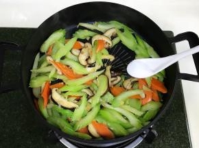 加入盐调味，翻炒均匀即可出锅。