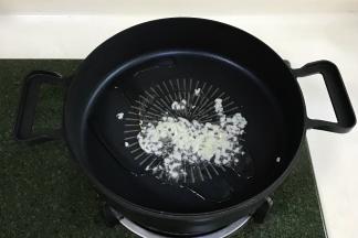 锅烧热，往锅中倒入食用油，下蒜蓉，小火炒香。