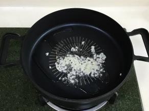 锅烧热，往锅中倒入食用油，下蒜蓉，小火炒香。