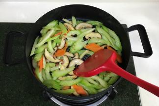 最后加入西芹翻炒约1分钟。