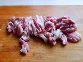 五花肉温水冲洗干净后切片，可以根据个人喜欢切肉片的厚度。