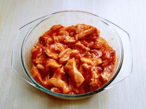 抓拌均匀，放入冰箱冷藏室腌制1小时。