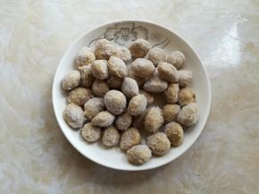 猪肉丸取出解冻，这种猪肉丸跟大拇指差不多大，口感很Q弹，是亲戚家自己做的