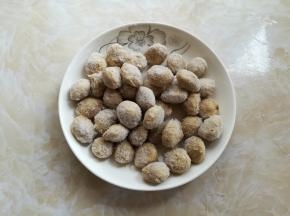 猪肉丸取出解冻，这种猪肉丸跟大拇指差不多大，口感很Q弹，是亲戚家自己做的