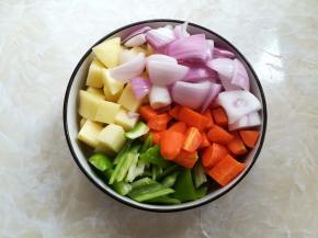 土豆去皮切成小块，紫皮洋葱切成小块，胡萝卜刨皮切成小块，青椒切成菱形小块