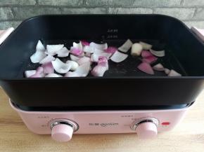 烧热锅后加入洋葱翻炒出香味