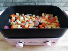 加入土豆翻炒到变色