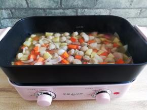 加入解冻好的猪肉丸，翻炒一下，加入适量的水一起煮开，喜欢汤汁多一些的可以多加水