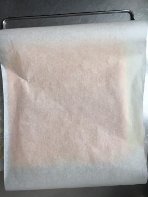 取出后，在表面盖一张油纸，待其晾至手温备用