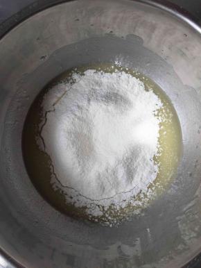 筛入低粉拌匀