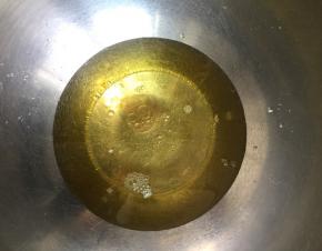 油、纯净水、香草精倒在容器里混合。