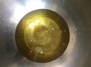 油、纯净水、香草精倒在容器里混合。