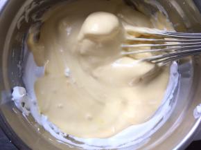 再倒入剩余的蛋白中翻拌均匀