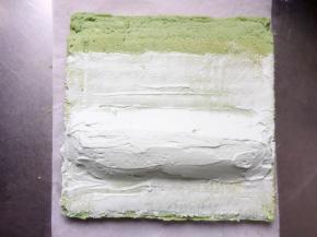 淡奶油加糖打至八分发，抹在蛋糕上。原味蛋糕卷忘记拍了，借用一张蝶豆花卷卷的照片。如果想卷毛巾卷，就把淡奶油抹在正面上即可，在蛋糕1/3处把淡奶油隆起，这样比较好卷