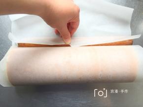 借助擀面杖把蛋糕坯卷起。定型几分钟后，送冰箱冷藏