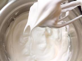 糖分三次加入蛋白中，把蛋白打发至大弯钩的状态