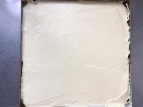 倒入模具中，抹平表面