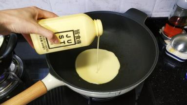 锅里热油倒入JUST Egg皆食得植物蛋200ml