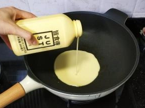 锅里热油倒入JUST Egg皆食得植物蛋200ml