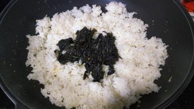 放入3勺橄榄菜少许蒜盐炒均匀