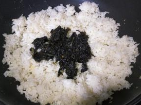 放入3勺橄榄菜少许蒜盐炒均匀