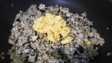 倒入之前炒好的JUST Egg皆食得植物蛋