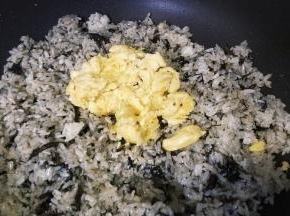 倒入之前炒好的JUST Egg皆食得植物蛋