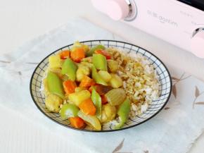 用盘子装一碗米饭，放上煮好的土豆咖喱菜，淋一些汤汁，孩子很喜欢这样吃