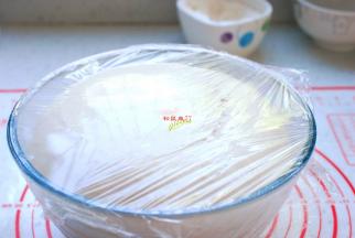 准备好需要的食材。面粉内加入清水、酵母、白糖，先用筷子搅拌成絮状，然后下手揉成光滑的面团，放在温暖处发酵到2倍大，图中这个面团是已经发酵好的状态。