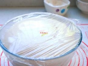 准备好需要的食材。面粉内加入清水、酵母、白糖，先用筷子搅拌成絮状，然后下手揉成光滑的面团，放在温暖处发酵到2倍大，图中这个面团是已经发酵好的状态。