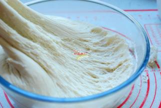 用手拉开面团，里面呈密集的蜂窝状，闻一闻，没有特别的味道，只有发酵的香味，这样的面团就是刚刚发酵好。发酵过度的面团会有一股酸味、酒味。