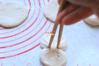 全部压好后，用一双筷子像夹菜一样，从中间夹紧，但小心不要夹断。