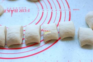 案板上撒上一点干面粉，把发酵好的面团取出来，用力揉匀、排净空气，根据个人喜欢分成大小合适的小剂子。发酵好的面团要多揉一会儿，排干净空气，这样的面团蒸出来才会表面细致光滑，不会塌陷。