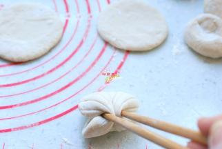 然后轻轻地折过来。注意这一步动作要轻，刚开始可能动作不连贯，多做几个就好了。