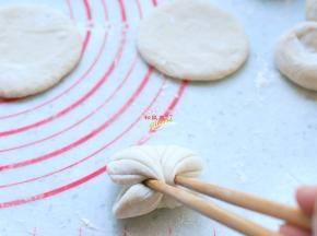 然后轻轻地折过来。注意这一步动作要轻，刚开始可能动作不连贯，多做几个就好了。