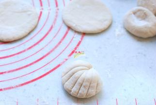 用手整理一下，这样就形成了一个好看的小贝壳，其他的小剂子都依次做好。