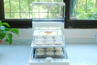 整理好的贝壳小饼放在这蒸屉上，盖上盖子醒发20分钟。我用的是臻米蒸汽料理机，如果没有蒸汽料理机也可以用普通蒸锅。臻米蒸汽料理机非常方便，10秒钟出热气，无形中快了很多！并且能折叠，不占地方，这款宝贝我是特别喜欢。