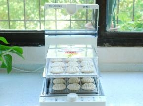 整理好的贝壳小饼放在这蒸屉上，盖上盖子醒发20分钟。我用的是臻米蒸汽料理机，如果没有蒸汽料理机也可以用普通蒸锅。臻米蒸汽料理机非常方便，10秒钟出热气，无形中快了很多！并且能折叠，不占地方，这款宝贝我是特别喜欢。