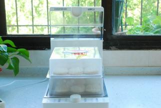 时间到了，小贝壳变得细腻又光滑了，看上去胖了许多，这时候就可以插上电，开始蒸吧，定时器选择12分钟。我的小贝壳不太大，一层放了9个，蒸了两层。10秒钟，就看到热气迅速铺满了蒸箱，眼瞅着小贝壳迅速变胖，越来越大。我放的还是有点挤了，应该再多留点空隙的。不过蒸出来还好，没有粘在一起。