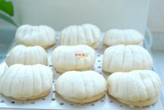 时间到了，蒸米蒸汽料理机自动停止，先不要打开盖子，等待3分钟后再打开，防止骤然遇冷造成回缩。现在来打开盖子吧，一大锅白白胖胖的小贝壳出锅啦！捏一捏，又暄又软，超可爱的！