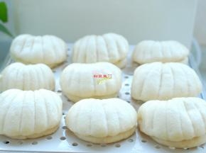 时间到了，蒸米蒸汽料理机自动停止，先不要打开盖子，等待3分钟后再打开，防止骤然遇冷造成回缩。现在来打开盖子吧，一大锅白白胖胖的小贝壳出锅啦！捏一捏，又暄又软，超可爱的！