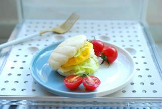 从中间轻轻揭开，就可以夹牛肉、夹蔬菜、夹香肠、夹鸡蛋……这样做个早餐美极了！孩子最喜欢，即使啥也不夹，干吃一口气也能吃6个！