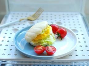 从中间轻轻揭开，就可以夹牛肉、夹蔬菜、夹香肠、夹鸡蛋……这样做个早餐美极了！孩子最喜欢，即使啥也不夹，干吃一口气也能吃6个！