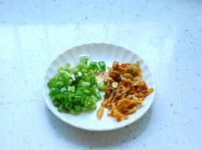 小香葱洗净切成葱花，榨菜随便切两刀就行，不用太碎，或者不切也可以，我就随便切了下，有的都没切，自我感觉口感更好。