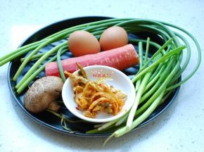 准备好所需要的食材，胡萝卜半根就好，我做的两人份所以用了2颗鸡蛋，榨菜的用量根据个人喜欢，花菇买不到可以用香菇代替。